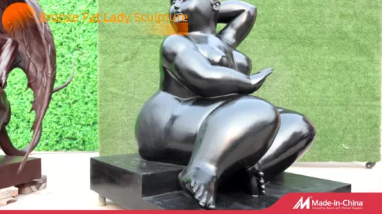 Famosa statua in ottone nero Fernando Botero arte moderna grande scultura in bronzo di donna grassa nuda